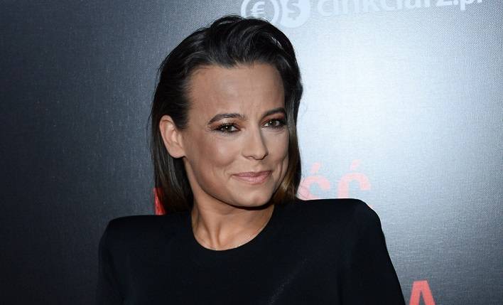 Błyszcząca suknia i głęboki dekolt. Anna Mucha kusi w sieci! "Piękno samo w sobie" [ZDJĘCIE]