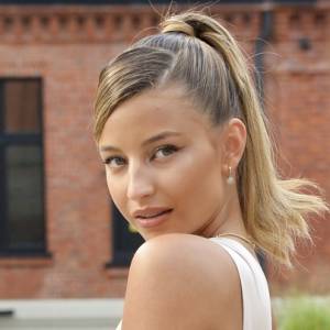 Julia Wieniawa w stroju kąpielowym w Jastarni. Wzrok przyciąga opalone ciało