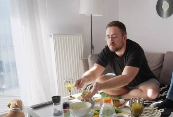 Przemek ze "ŚOPW" zakochany?! Piękna blondynka pocałowała go przed obiektywem! [FOTO]