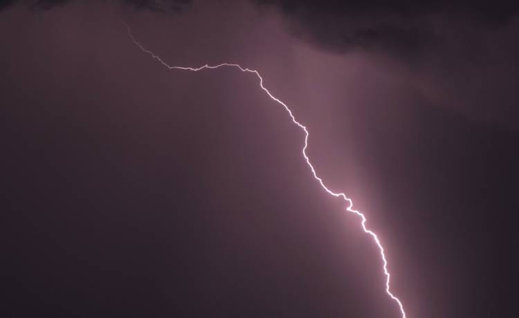 Kiedy robili sobie pamiątkową fotkę, uderzył w nich piorun! Wszystko zapisało się w pamięci telefonu [ZDJĘCIE]