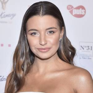 Julia Wieniawa bez stanika. "Ubrana w litery"                                                                   