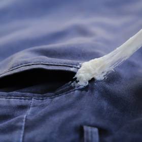 Jak usunąć gumę do żucia z ubrań? 3 skuteczne sposoby