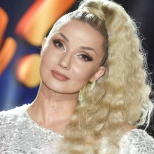 Cleo na kadrze prosto z łóżka. Satynowa koszulka odsłania sporo! 