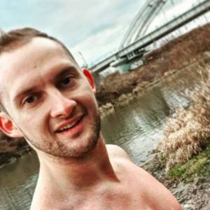 Kamil ze "ŚOPW" niedawno rozstał się z Izą. Teraz porównuje wybaczanie do wyrzucania śmieci...