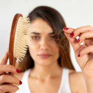 Wypadające włosy: kiedy zacząć się martwić i jak działać?
