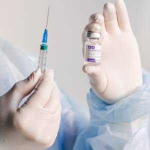 Covid-19 będzie krążyć jeszcze przez wiele lat? Szef Pfizera ujawnia niewesołe prognozy…   