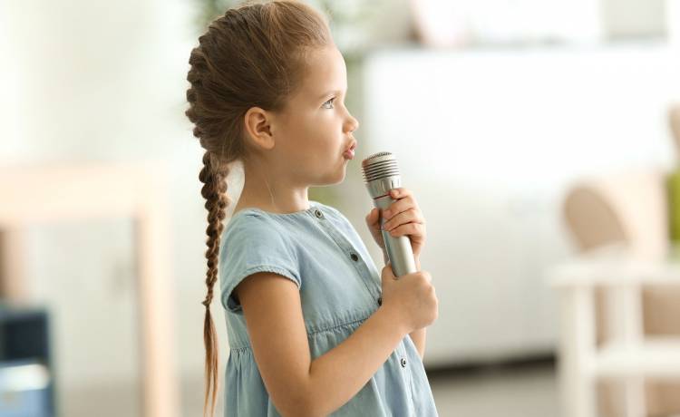 Nagranie śpiewającej dwulatki jest hitem. Pochwaliła ją sama Dolly Parton