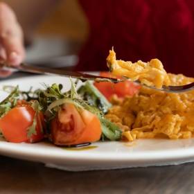 Sekret puszystej jajecznicy – wystarczy jeden składnik