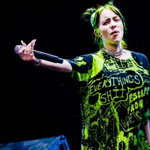 Billie Eilish w staniku. Wokalistka rozebrała się w czasie występu. Ma ważny apel! [WIDEO]