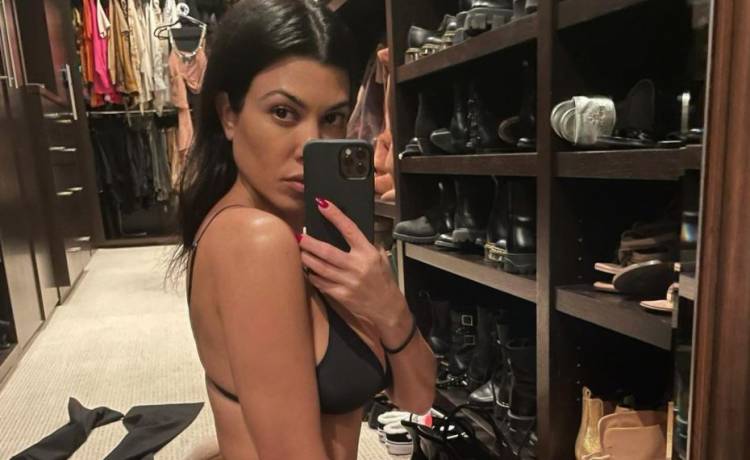 Kourtney Kardashian w samej koronce! Celebrytka wie, jak rozpalić zmysły internautów! [FOTO]