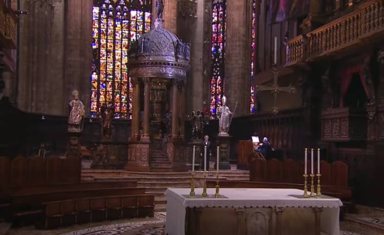 Andrea Bocelli w opustoszałym Mediolanie. Kilkadziesiąt milionów internautów zobaczyło jego koncert [WIDEO]