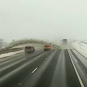 Szalony rajd kierowcy pługa po autostradzie. Uszkodził 50 samochodów, 12 osób rannych [WIDEO]