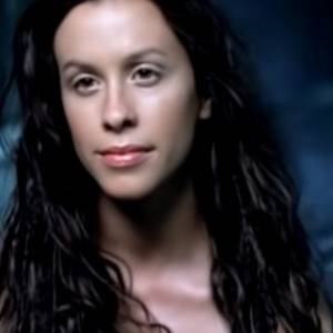 Alanis Morissette w wyjątkowy sposób podzieliła się radosną nowiną! Artystka jest w ciąży!                                 