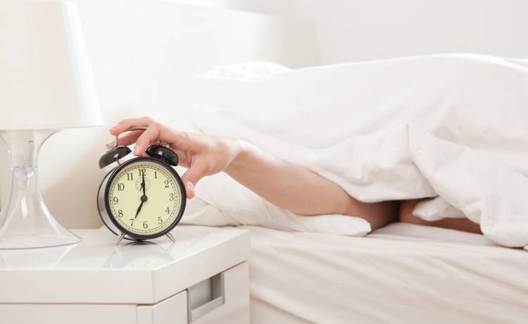 Zmiana czasu z letniego na zimowy 2022. Pośpimy dłużej czy krócej?