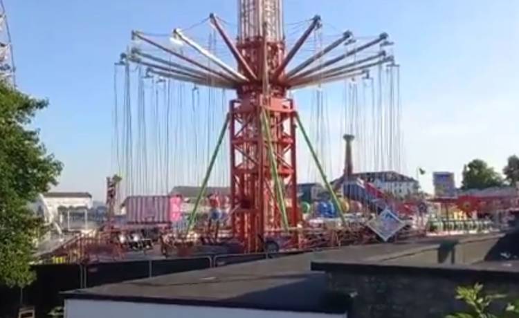 Chwile grozy w parku rozrywki. Karuzela pełna dzieci runęła na ziemię