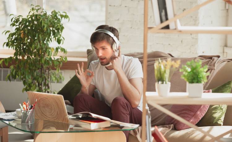 Zadbajmy o swój kręgosłup, pracując w domu! Sprawdź, jakich błędów unikać!