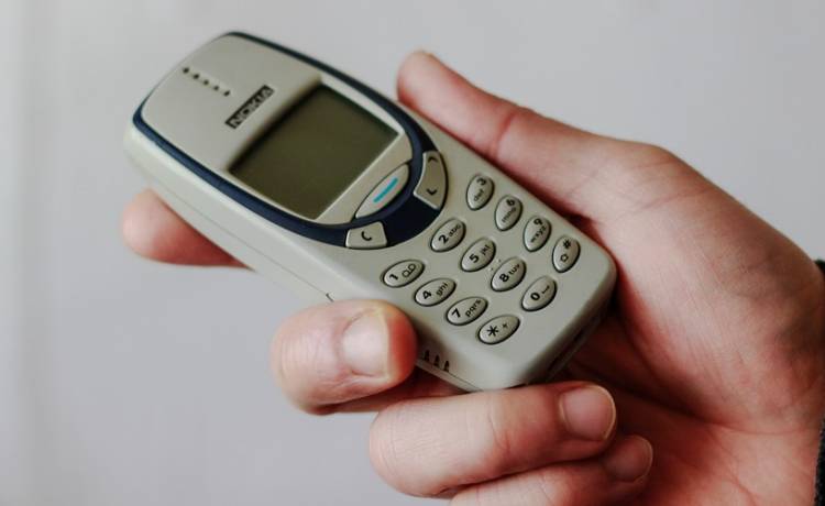 Mężczyzna połknął telefon. Lekarze znaleźli w jego ciele Nokię 3310 [ZDJĘCIA]