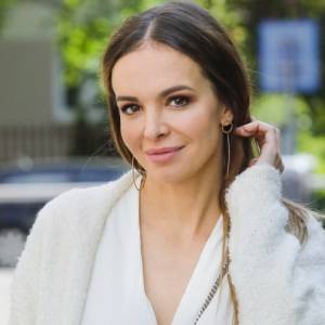 Wyluzowana Anna Wendzikowska pozuje na brzegu basenu. Bez skrępowania prezentuje ciało w stroju kąpielowym