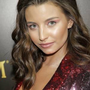 Julia Wieniawa w skąpej sukience, która niemal odsłoniła jej pośladki. Było o włos od wpadki!