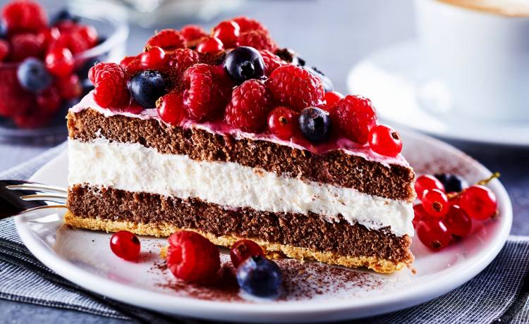 Nie wiesz, jak pokroić tort na równe kawałki? Z tym trikiem będzie to dziecinnie proste! [WIDEO]