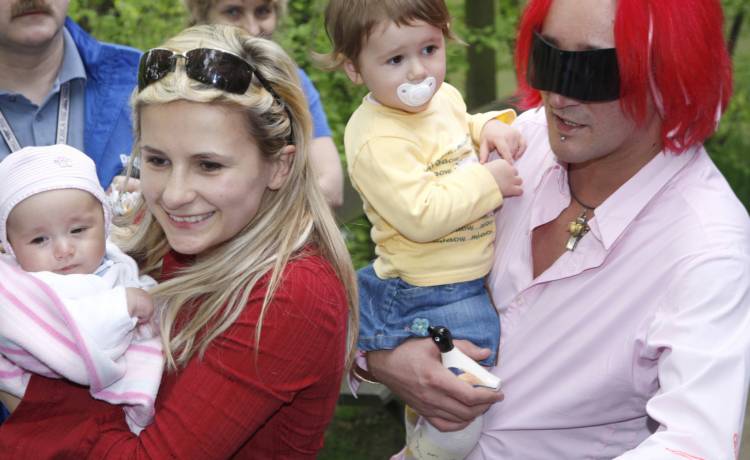 Anna Świątczak i Michał Wiśniewski z córkami w 2008 roku, fot. AKPA