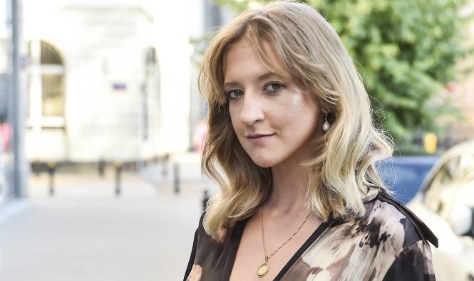 Lara Gessler turla się po podłodze w cekinach. Kusy top sporo odsłania! Zmysłowo? [WIDEO]