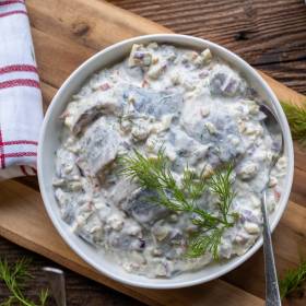 Sałatka śledziowa, która podbija serca i podniebienia! Przepis na Wigilię