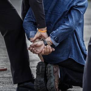 Nie chciał iść do więzienia, więc schował się do wersalki. Czy umknął policji? Nie...