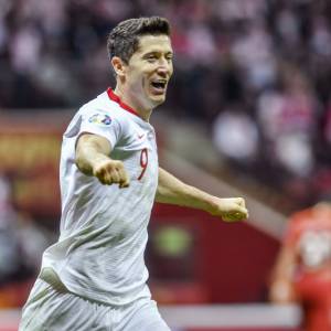 Robert Lewandowski na wyjątkowym zdjęciu. Piłkarz zapozował ze wszystkimi pucharami za miniony sezon                                                                                                        
