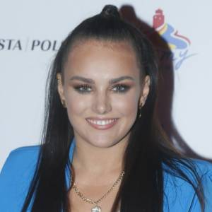 Ewa Farna "kipi seksapilem". Podkreśliła sylwetkę obcisłym kompletem i rzuciła fanów na kolana [FOTO]