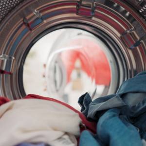 Sposób na odświeżenie białych ubrań. Wystarczy wrzucić to do prania 