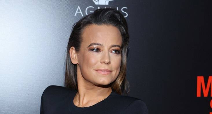 Anna Mucha bez skrępowania  pozuje w sukni z głębokim rozcięciem. "Kobieta ogień"