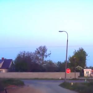 Absurdalna sytuacja na drodze! Rowerzysta jechał zygzakiem, bo... "Tak pies prowadził" [WIDEO]