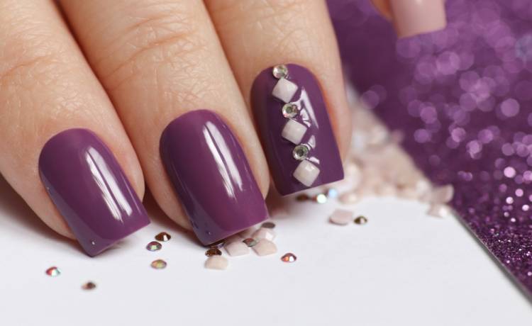 Fiolet na paznokciach to prawdziwy hit! Fot. zdjęcie ilustracyjne/ Shutterstock