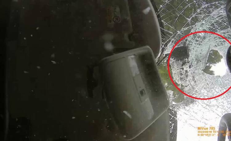 Spadający z ciężarówki "pocisk" wybił szybę w osobówce i o włos minął kierowczynię [WIDEO]