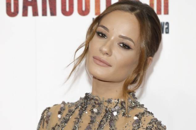 Natalia Szroeder na intymnym zdjęciu z Quebonafide. Przedstawia namiętny pocałunek pary