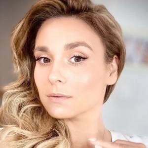 Kajra pokazała zdjęcia w odważnej stylizacji. Żona Sławomira kusi głębokim dekoltem. "Kwintesencja kobiecości"