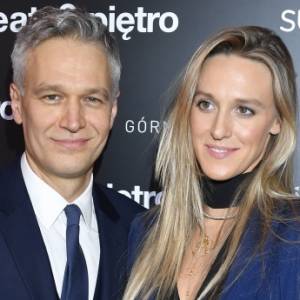 Aleksandra Żebrowska w ostatnim miesiącu ciąży pozuje w bikini. Internauci nie patrzą na jej brzuch, ale na... nogi! 