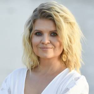 Marta Manowska niczym wamp! Prowadząca program: "Rolnik szuka żony" w sporo odsłaniającym stroju