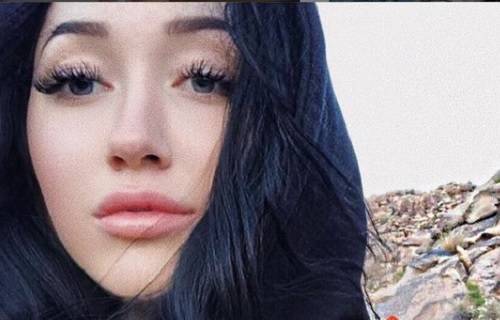 Siostra Miley Cyrus zasłania nagie piersi w wannie. Odważny kadr Noah trafił do sieci! [18+]                    