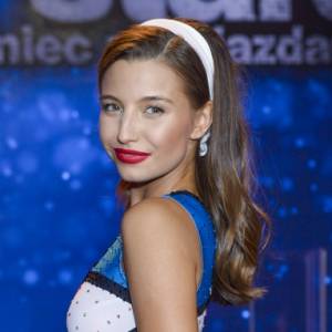 Julia Wieniawa w czarnym body pręży się przed obiektywem. "Wygięta w chińskie 8"                                 