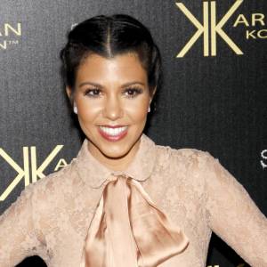 Tak Kourtney Kardashian celebruje zaręczyny! Gwiazda zapozowała topless i w płatkach róż! [FOTO +18]