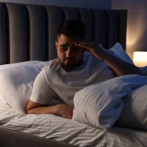 Tego nie rób, jeśli wybudzasz się w środku nocy. Może ci zaszkodzić 