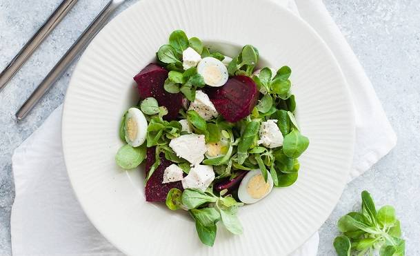 Nietypowa, wiosenna sałatka na Wielkanoc Anny Lewandowskiej [PRZEPIS]