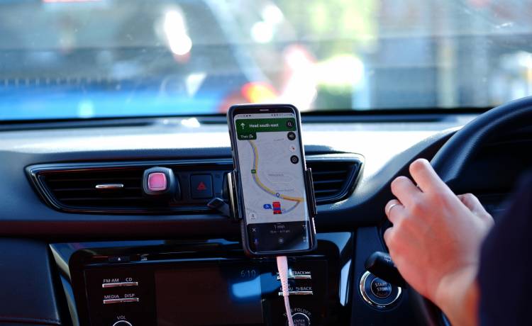 Jarosław Juszkiewicz był „głosem” Google Maps przez 15 lat. Fot. shutterstock.com