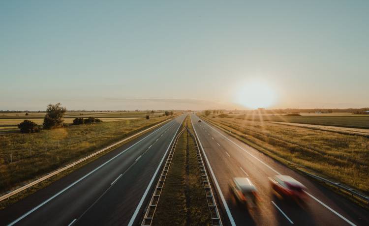 68-latek próbował przejść 60 kilometrów do domu. Na autostradzie znaleźli go policjanci, którzy udzielili mu pomocy