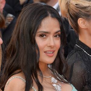 Krwista czerwień i głęboki dekolt! Salma Hayek zniewala w niezwykle kobiecej stylizacji [FOTO]