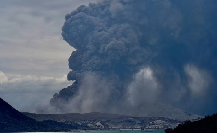 Potężny wybuch wulkanu na Filipinach. Ewakuowano ponad 14 tysięcy osób