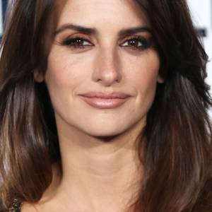 Penélope Cruz w krwiście czerwonej stylizacji. 47-latka zniewala urodą! "Czyste piękno" [FOTO]