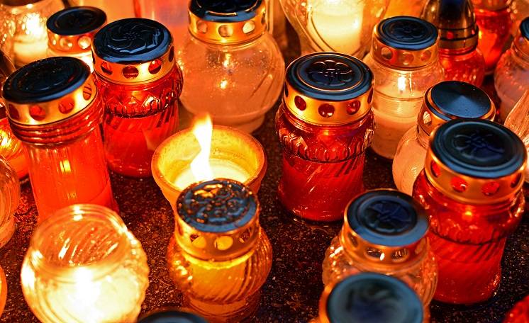 Dlaczego kładziemy znicze na grobach zmarłych?           